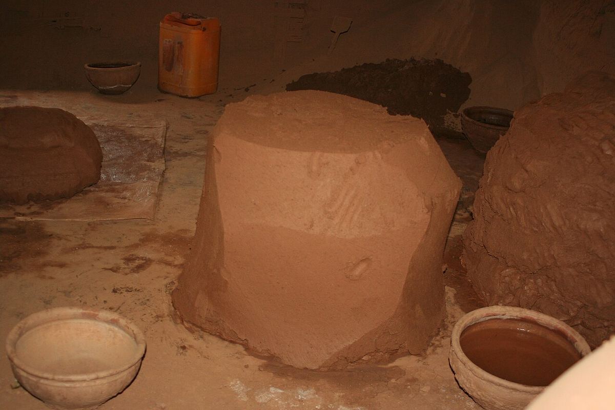 Miniatura: Block of mixed earthenware clay