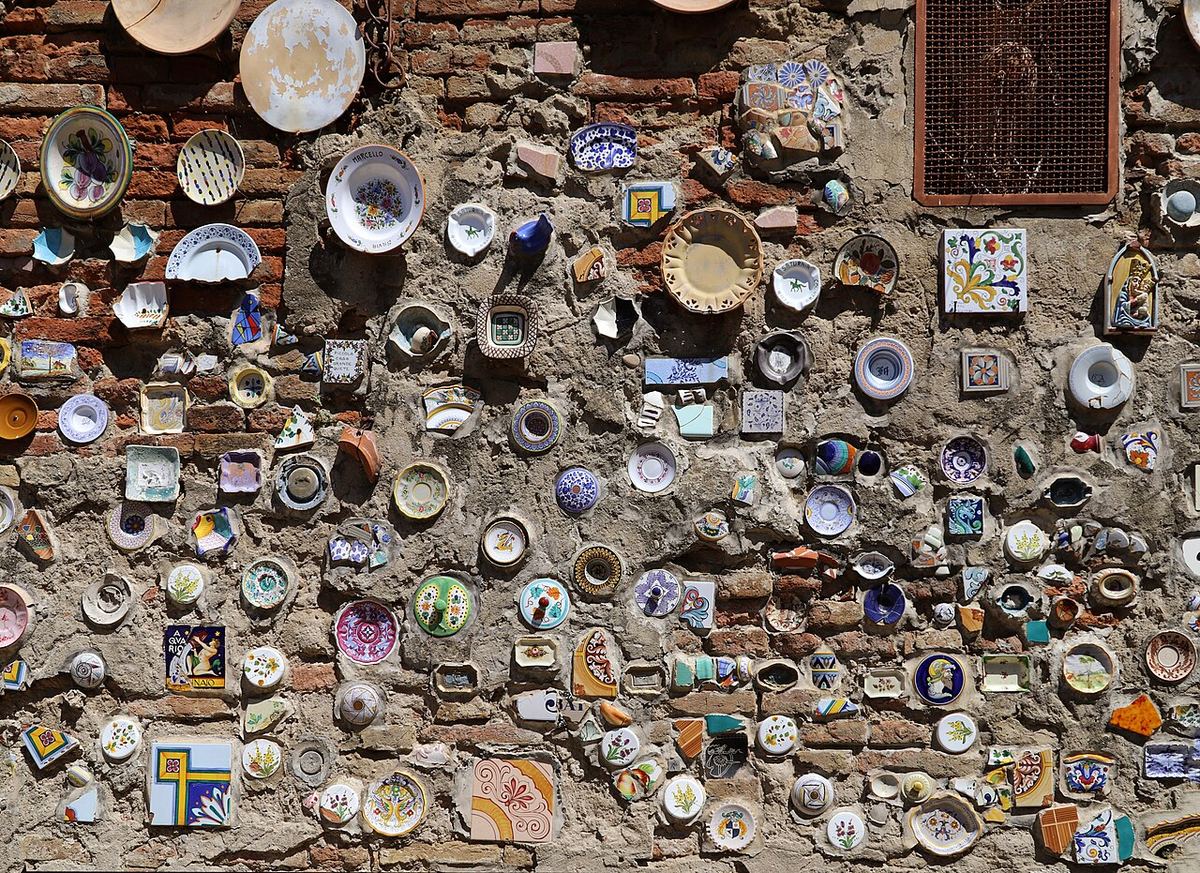 Miniatura: Deruta, muro con piatti e frammenti di ceramica