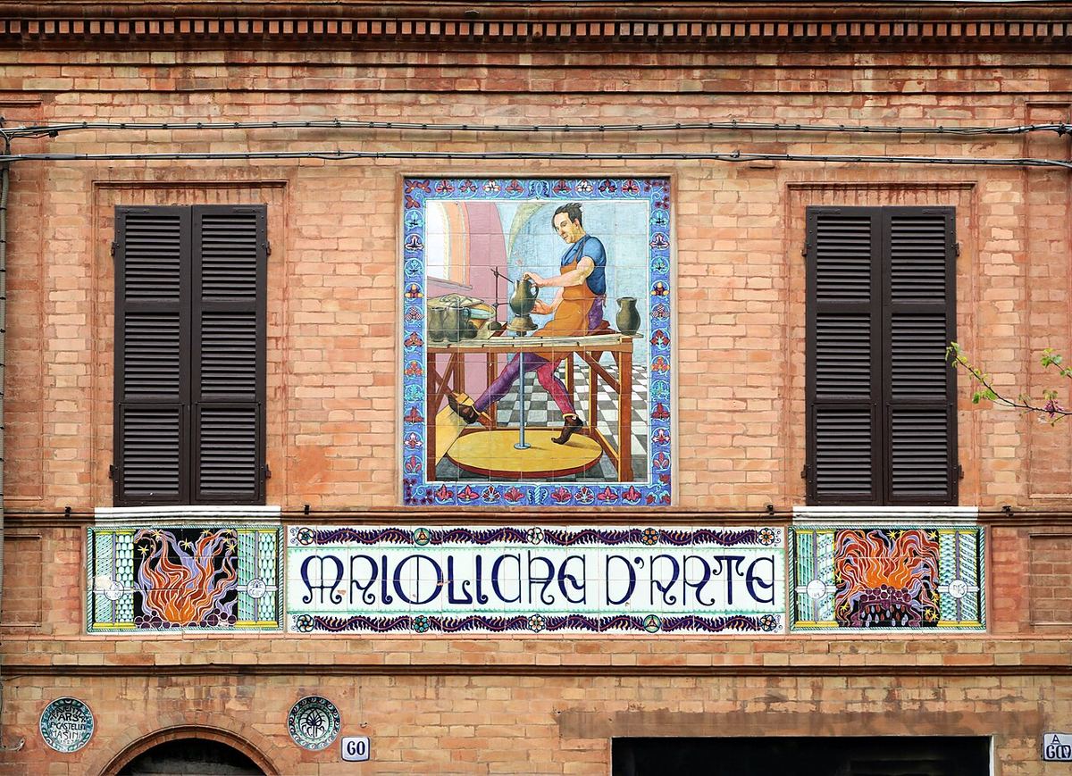 Piatti in maiolica decorata esposti a Faenza