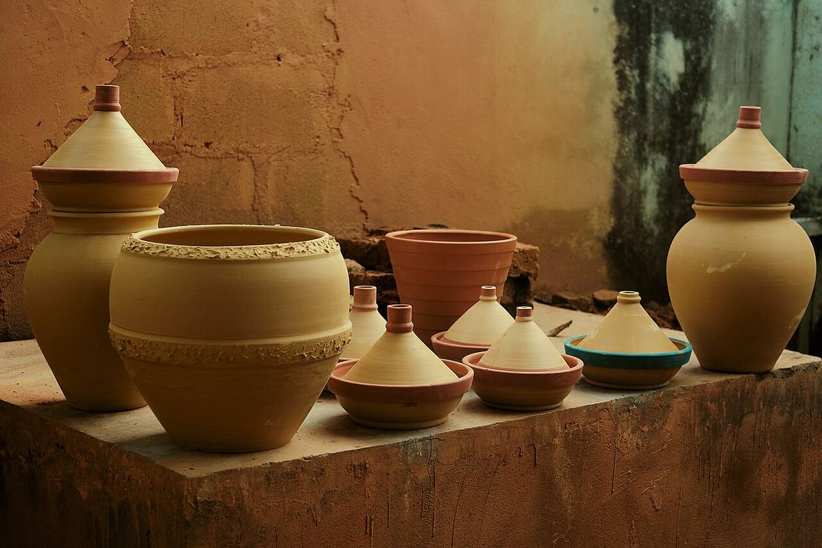 Vasi e tajine in terracotta cruda pronti per la cottura