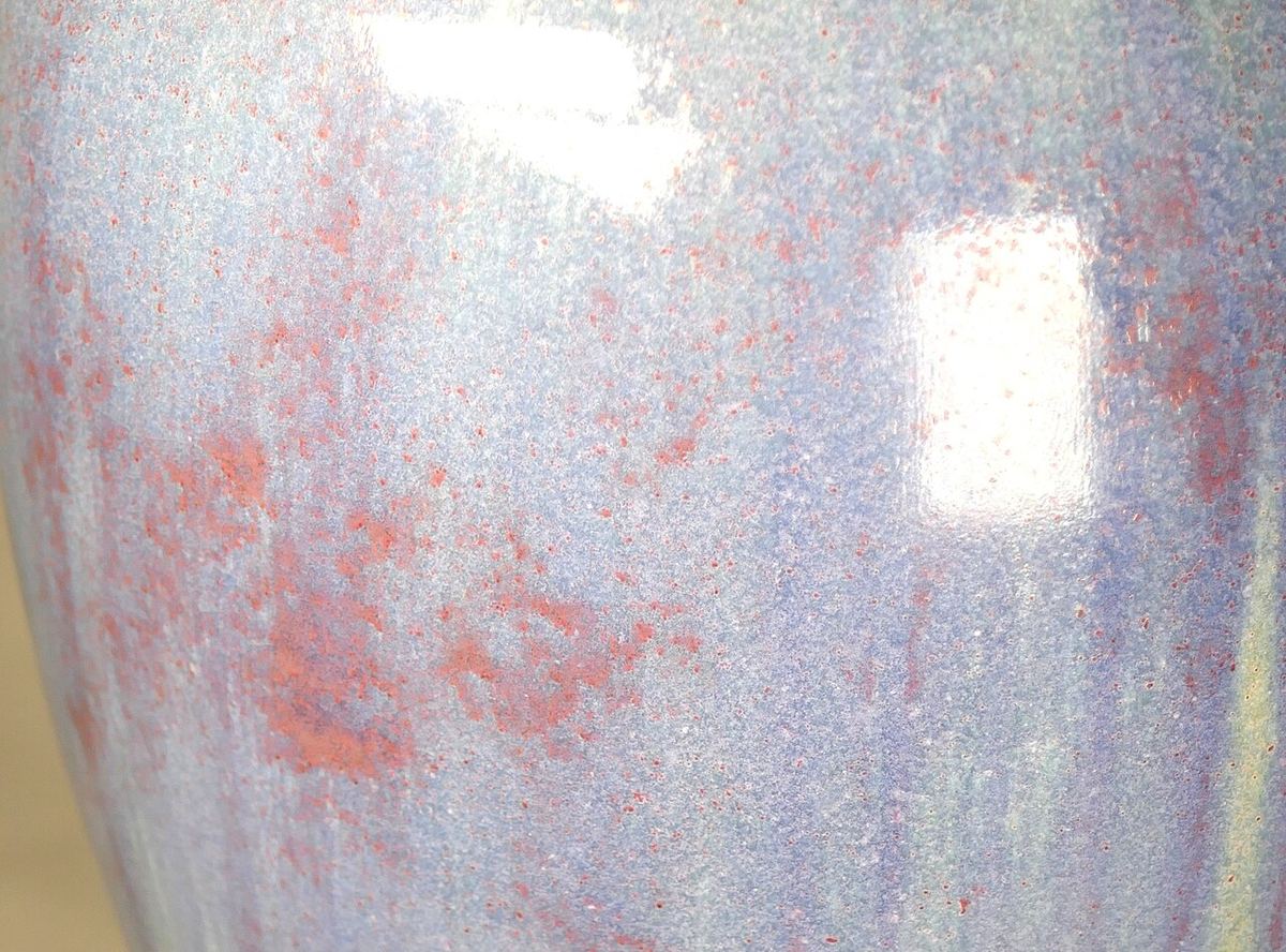 Superficie di un vaso con smalto screziato azzurro e rosa