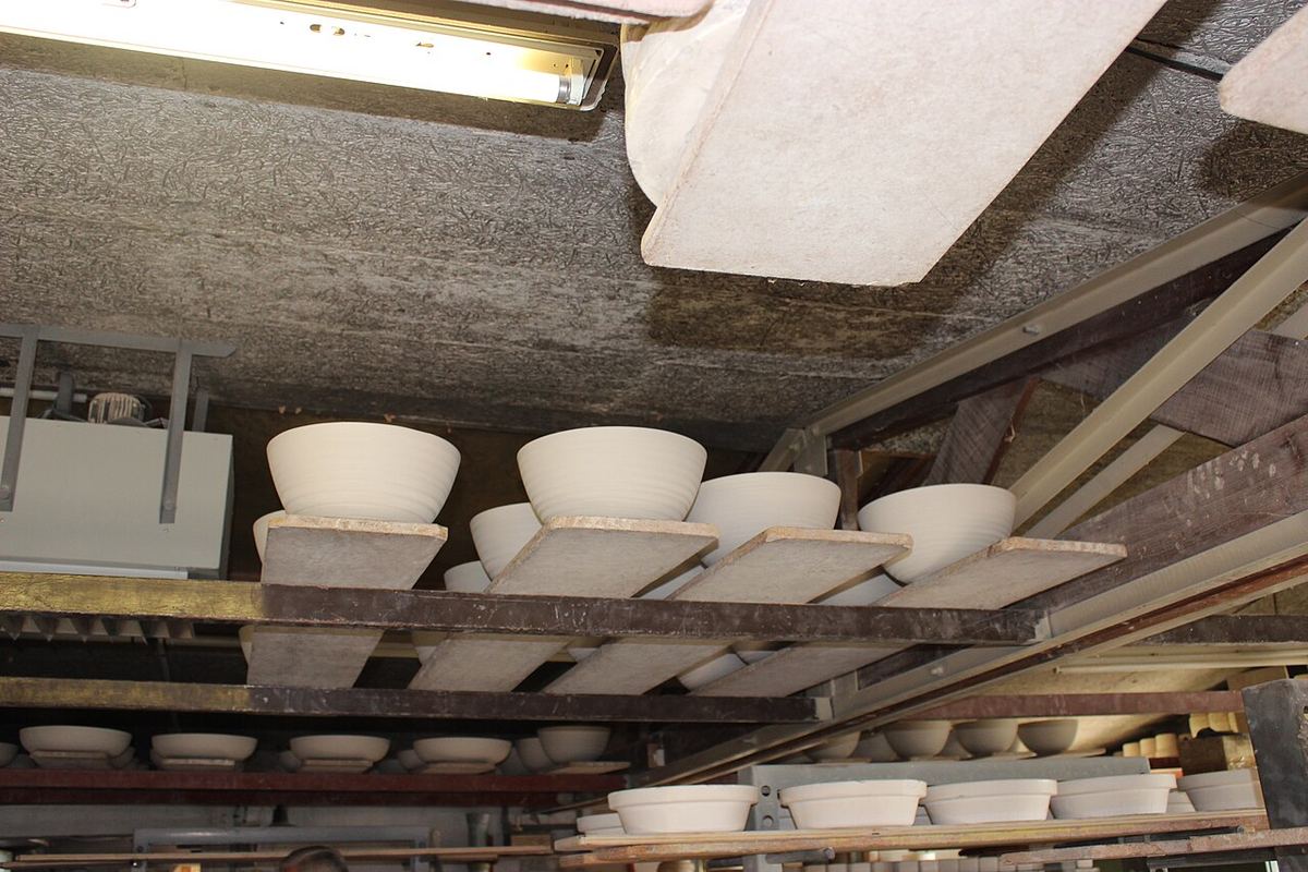 Miniatura: The drying process for hand-crafted stoneware bowls Taizé pottery workshop