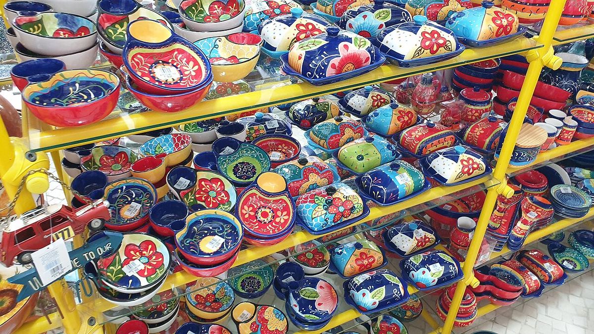 Miniatura: Colorful pottery on shelf 20200803 113722