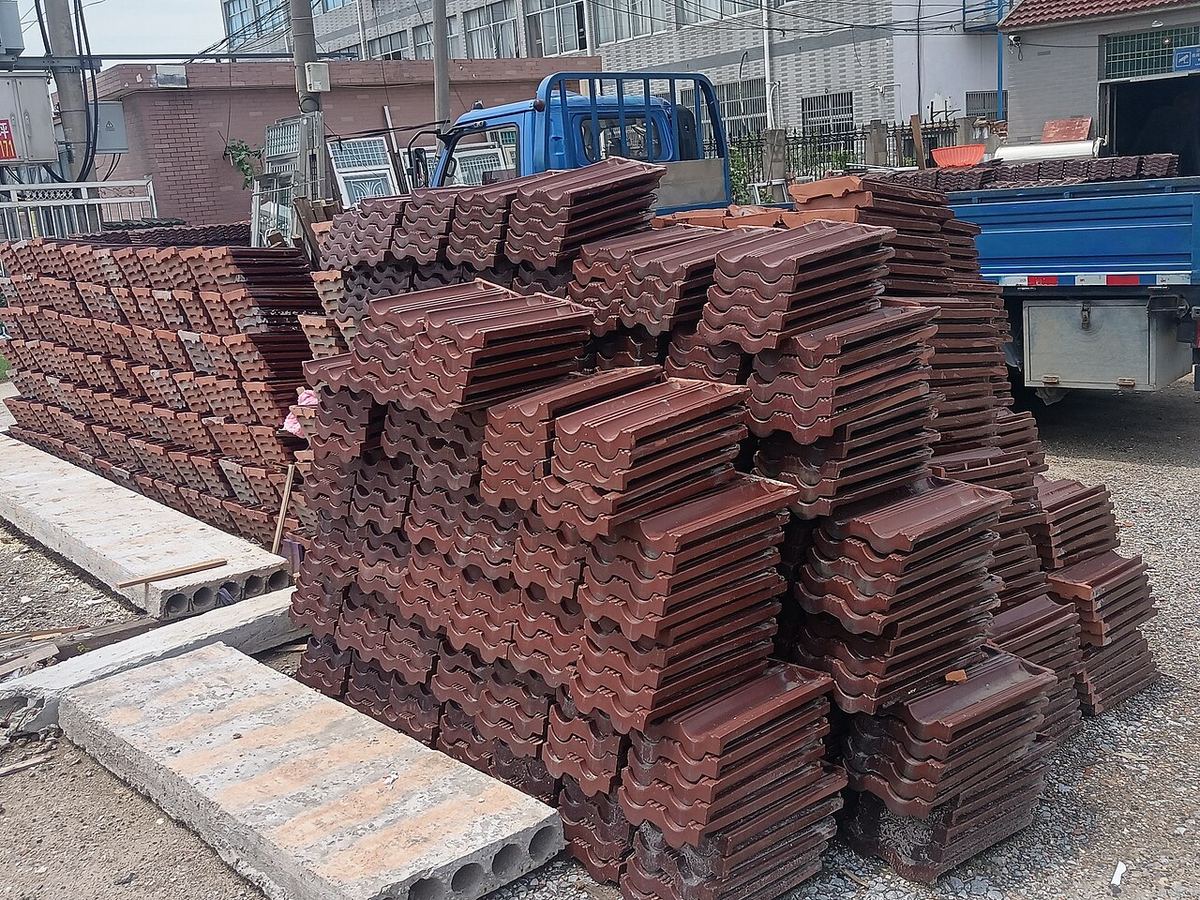 Superfici ceramiche smaltate in tonalità brune e lucide