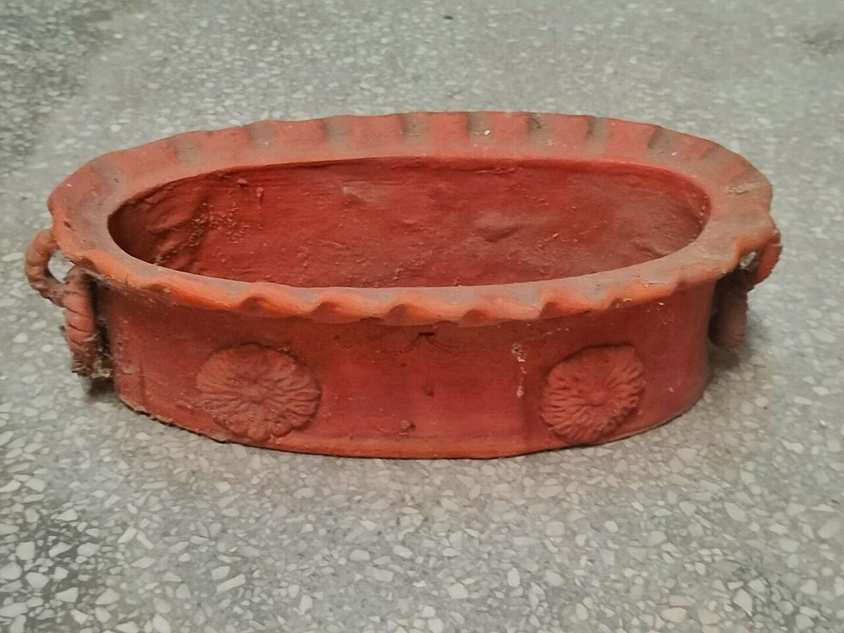 Vaschetta in terracotta fatta a mano con decori a rilievo