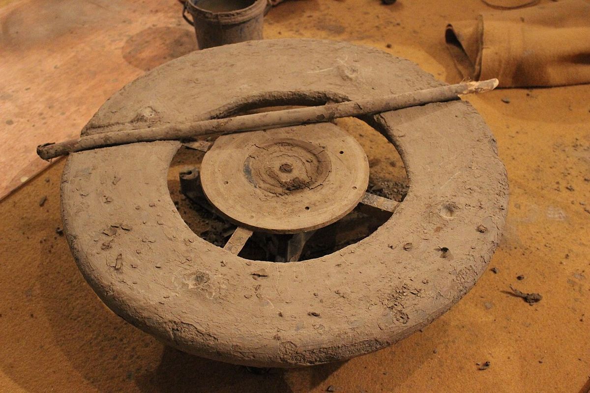 Miniatura: Potter's wheel-01