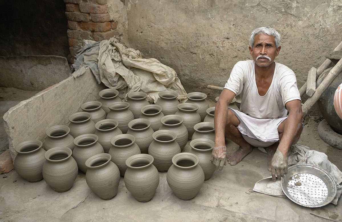 Miniatura: Potter and his work, Jaura, India