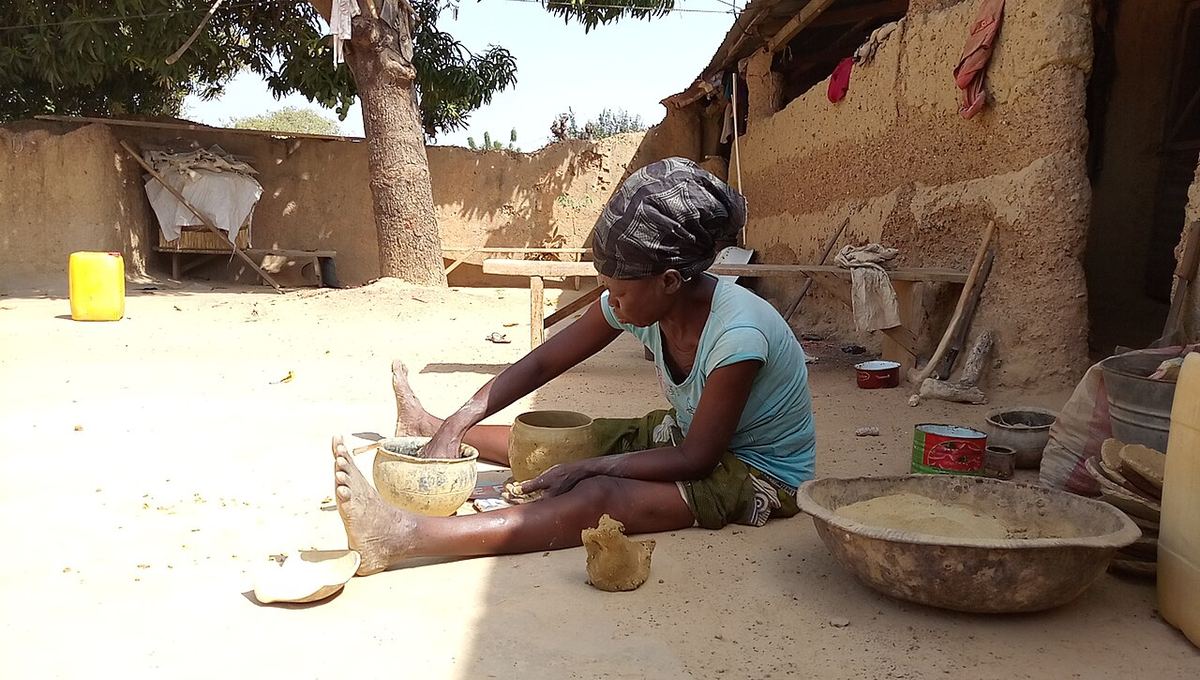Miniatura: A Potter At Work 27