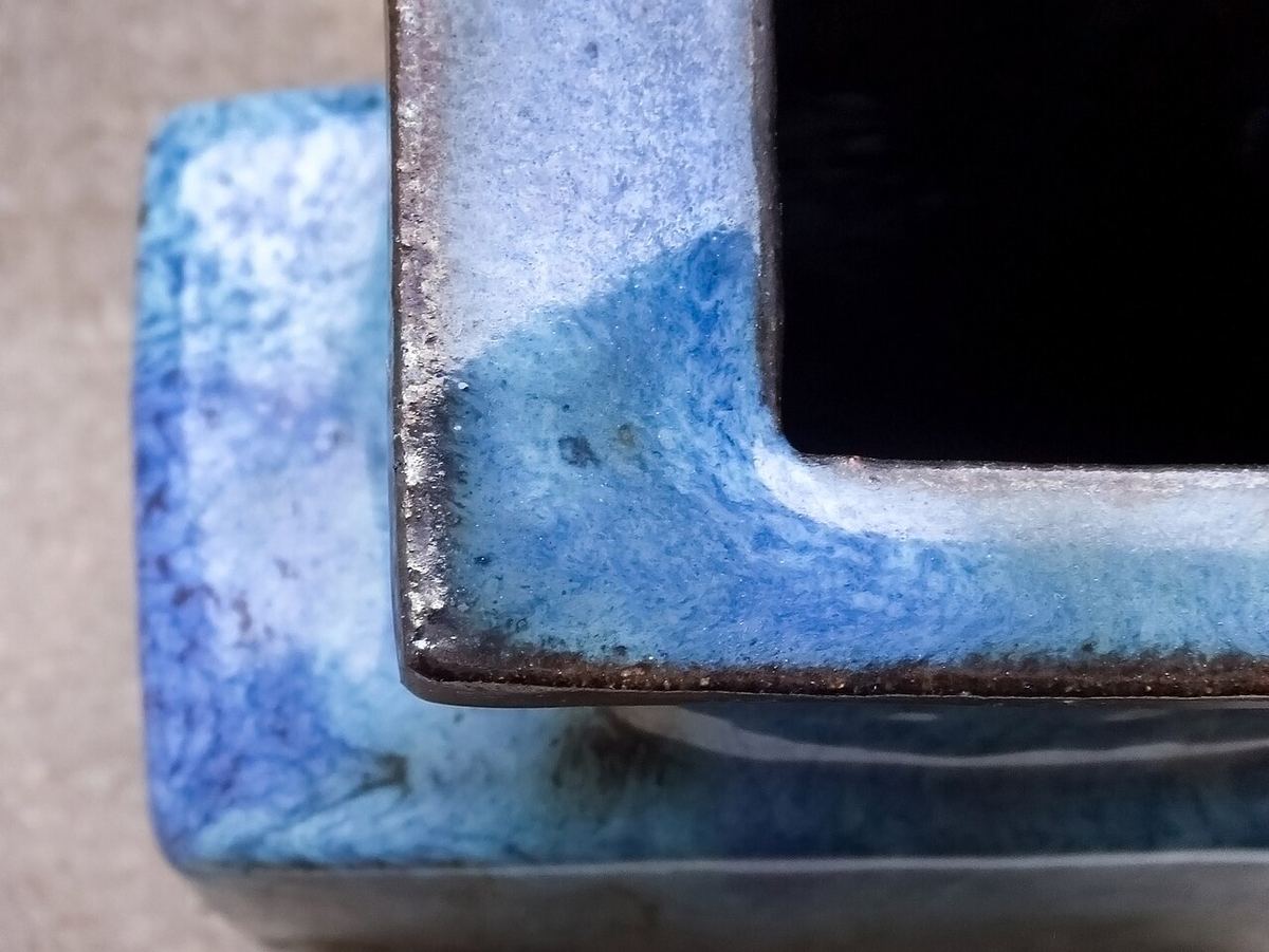 Vaso in gres con smalto blu e bordo bruno